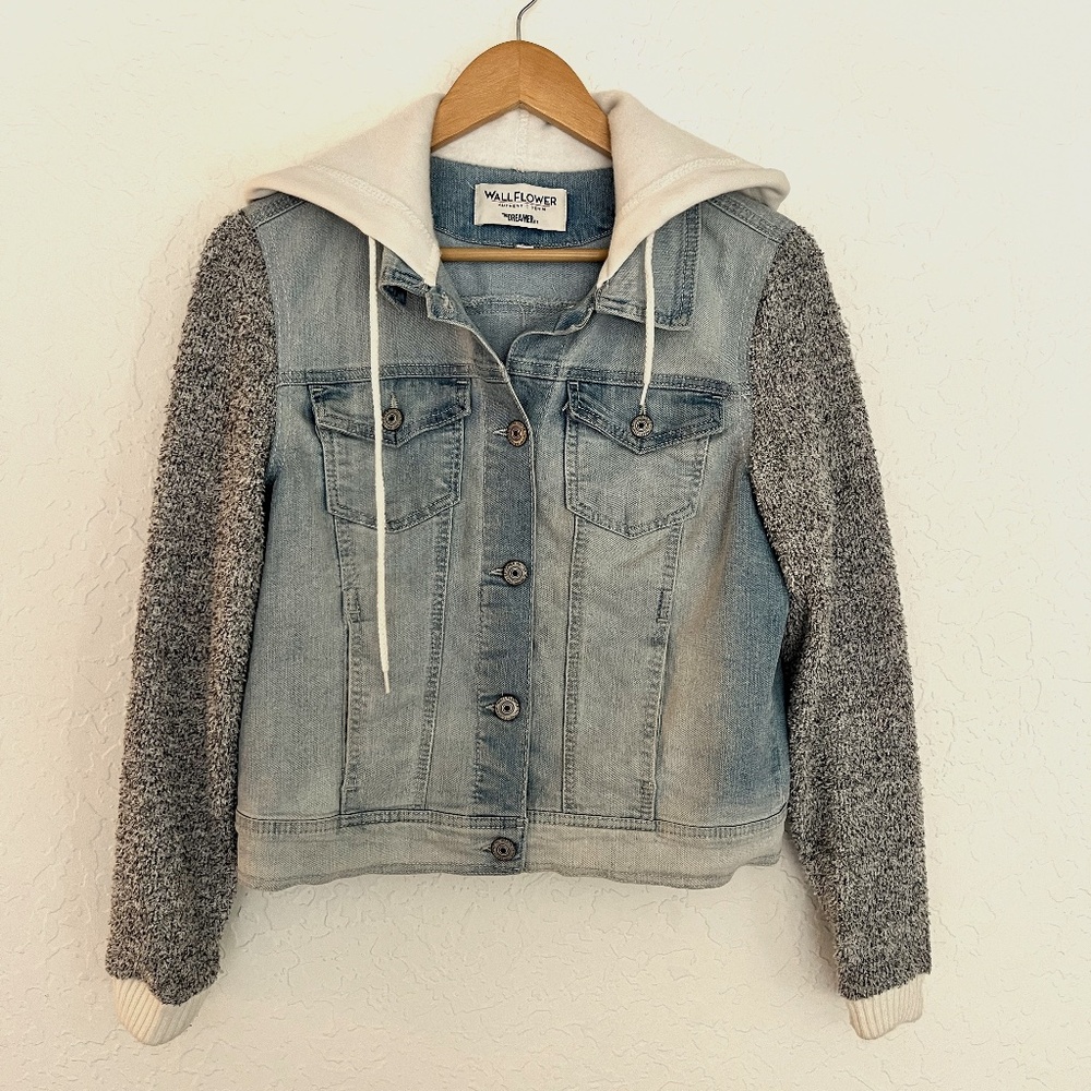 Wallflower Size Large Light Wash Denim Jacket The Dreamer Fit, Spring Chic